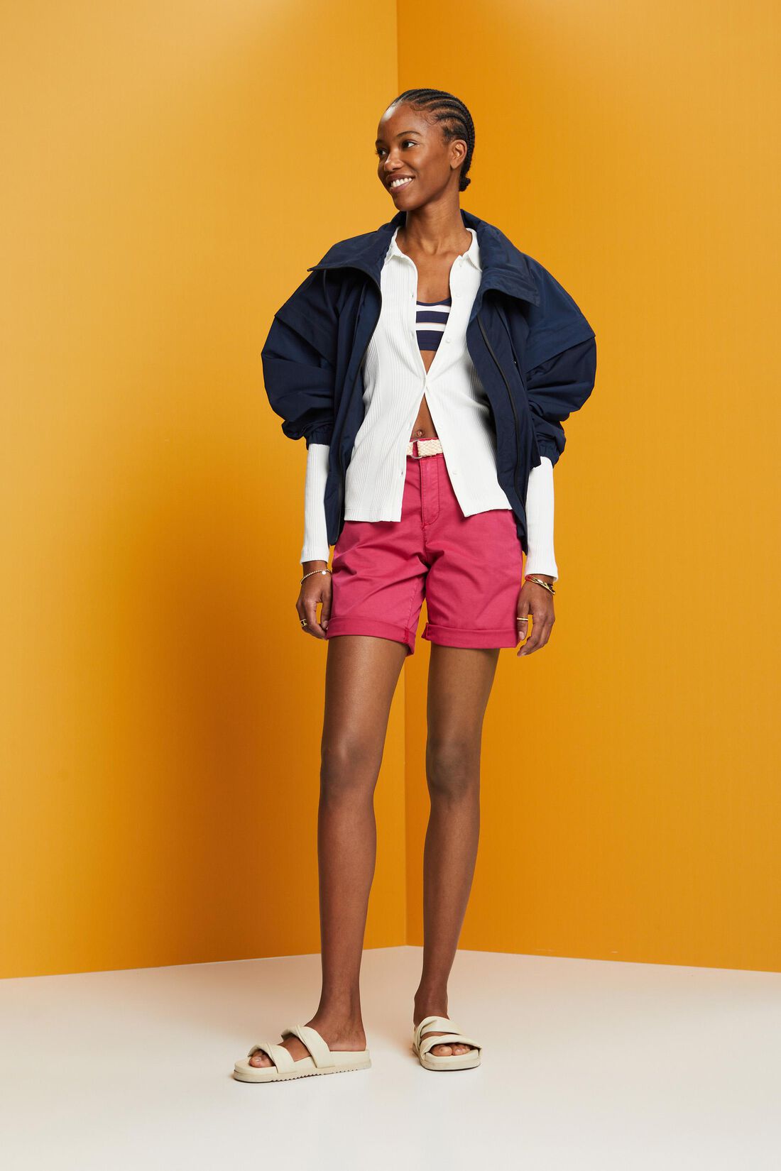 Shorts mit Raffia-Flechtg&uuml;rtel