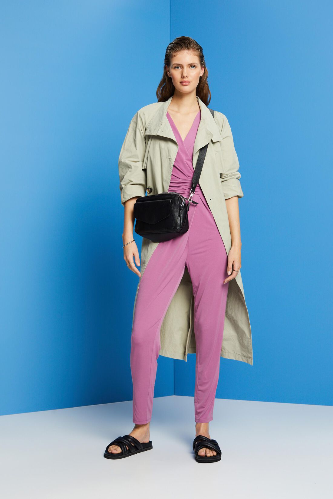 &Auml;rmelloser Jumpsuit mit Ausschnitt in Wickel-Optik