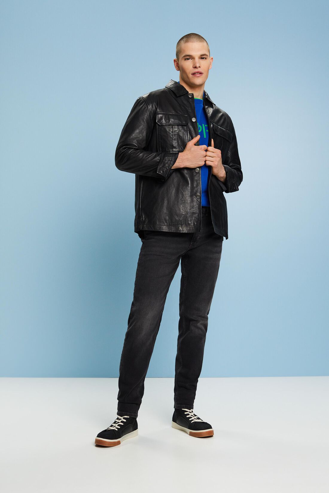 Gerade, konische Jeans mit mittelhohem Bund