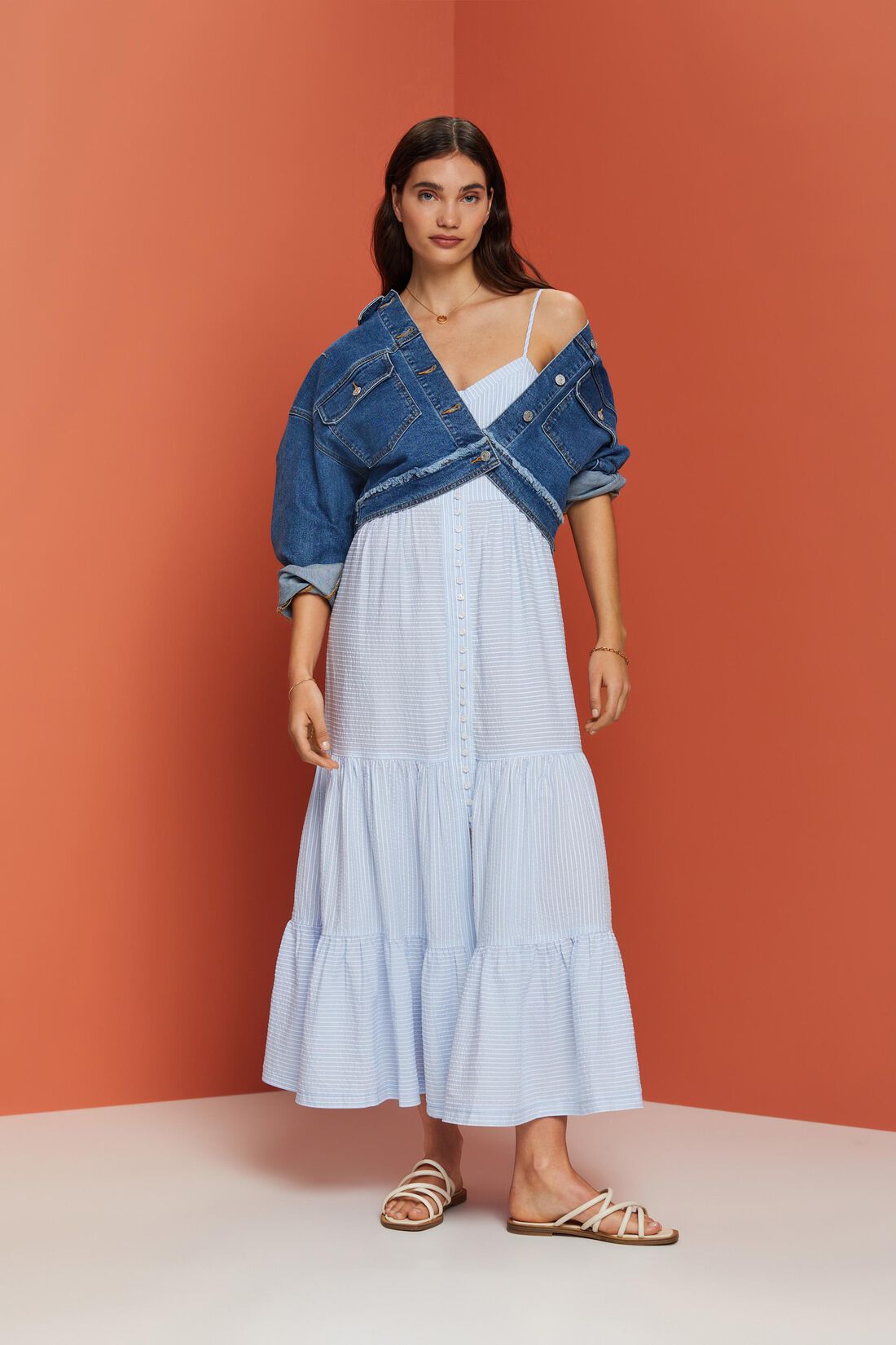 Gestuftes Maxikleid mit Knopfleiste vorne
