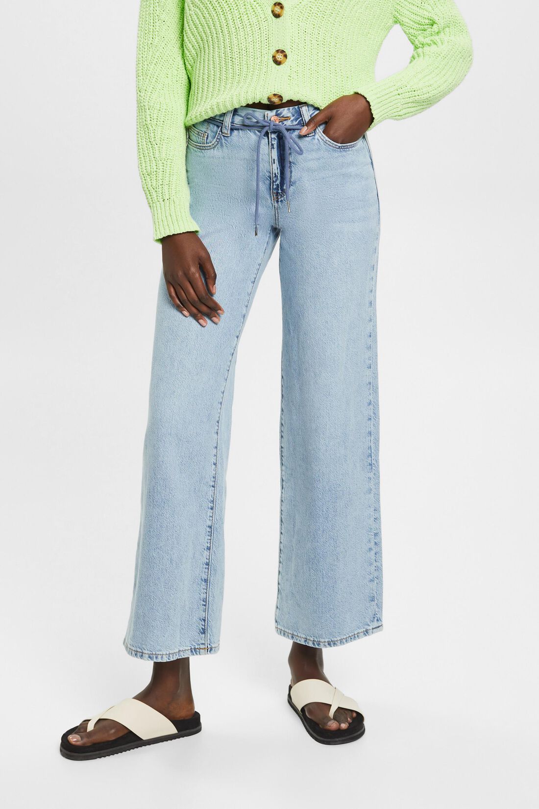 Jeans mit hohem Bund, weitem Bein und Schn&uuml;rtel