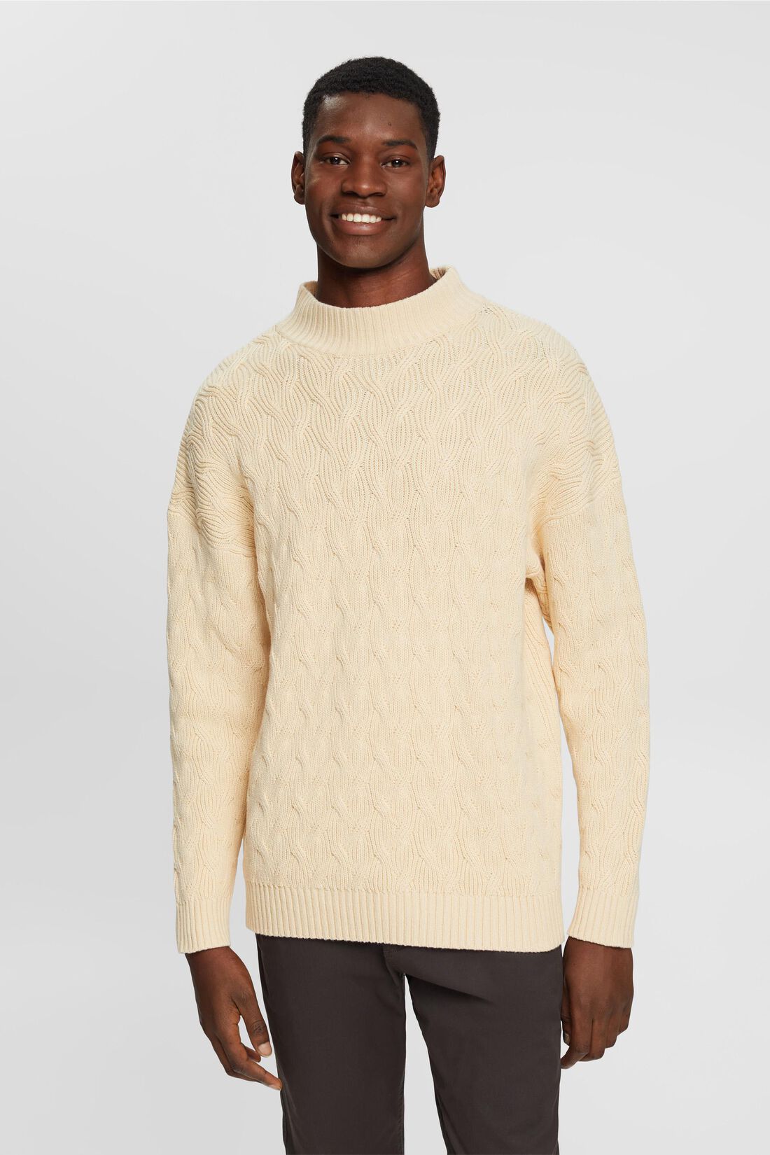 Grobstrickpullover mit Zopfmuster