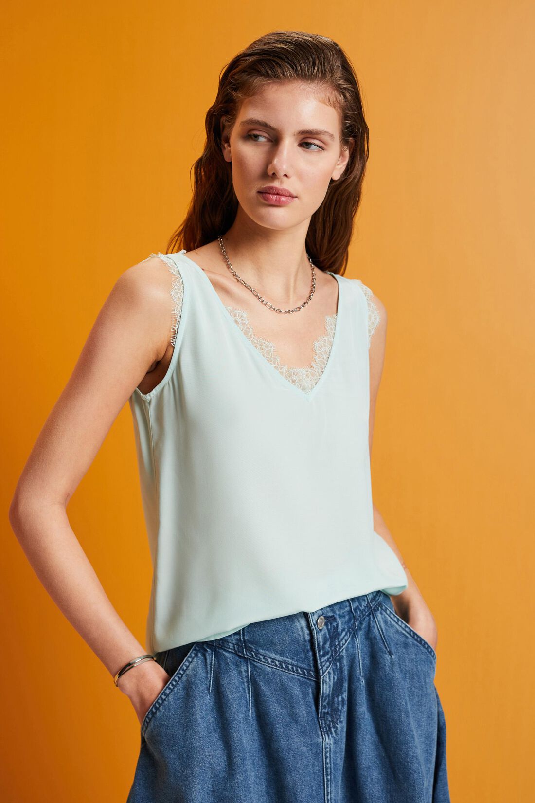 &Auml;rmellose Bluse mit Spitzenbesatz