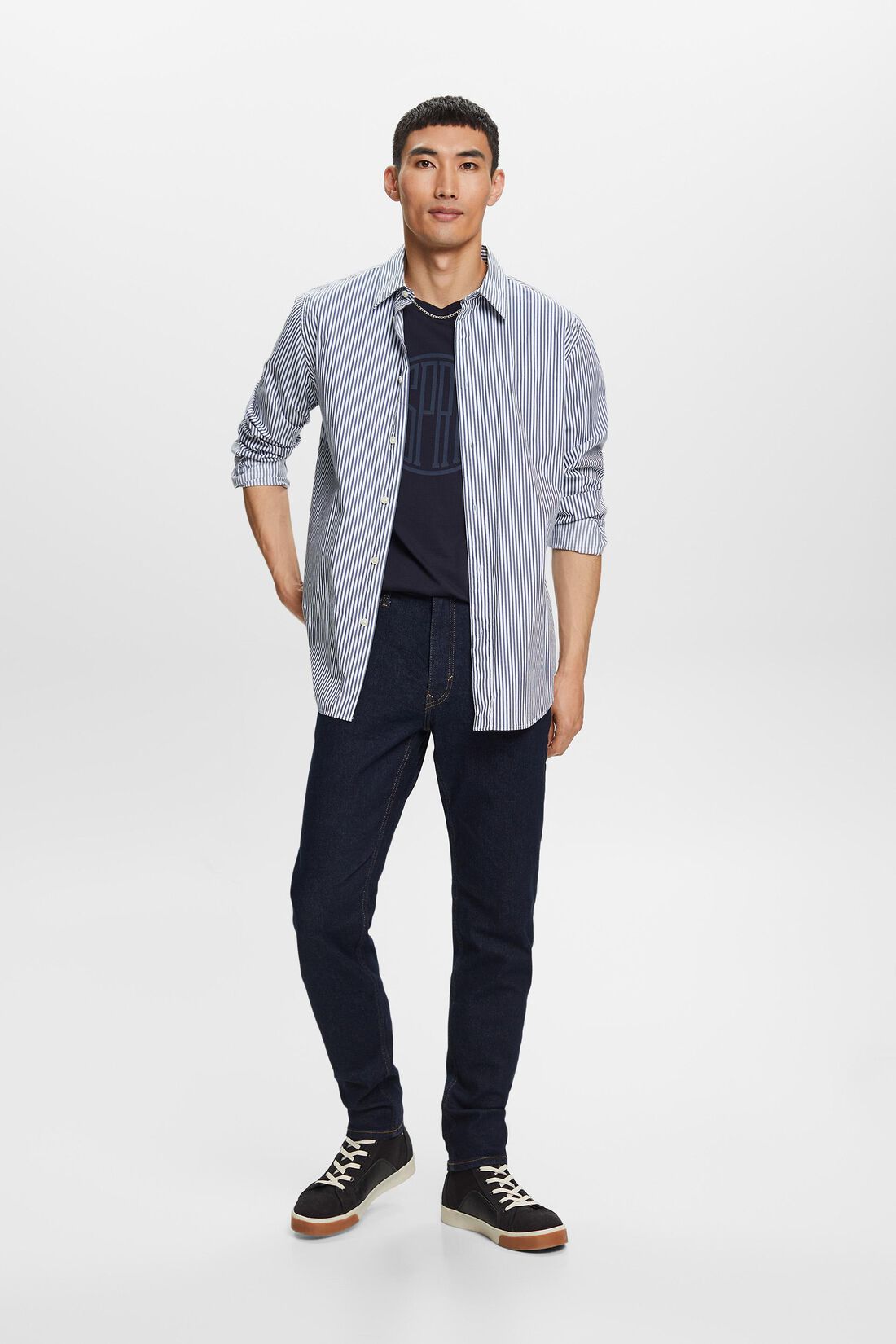 Jeans mit schmal zulaufendem Bein