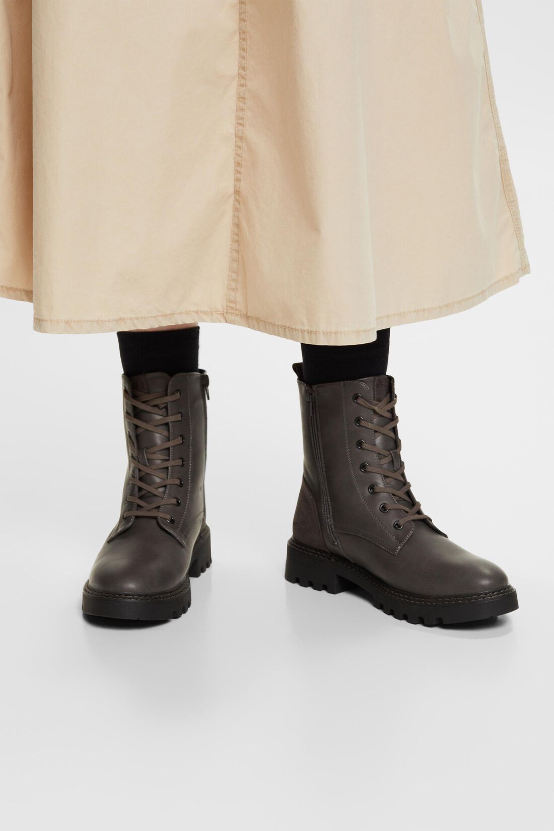 Schn&uuml;rboots aus veganem Leder