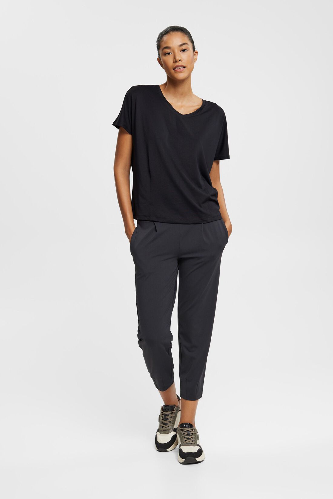 Active-T-Shirt mit V-Ausschnitt und E-DRY