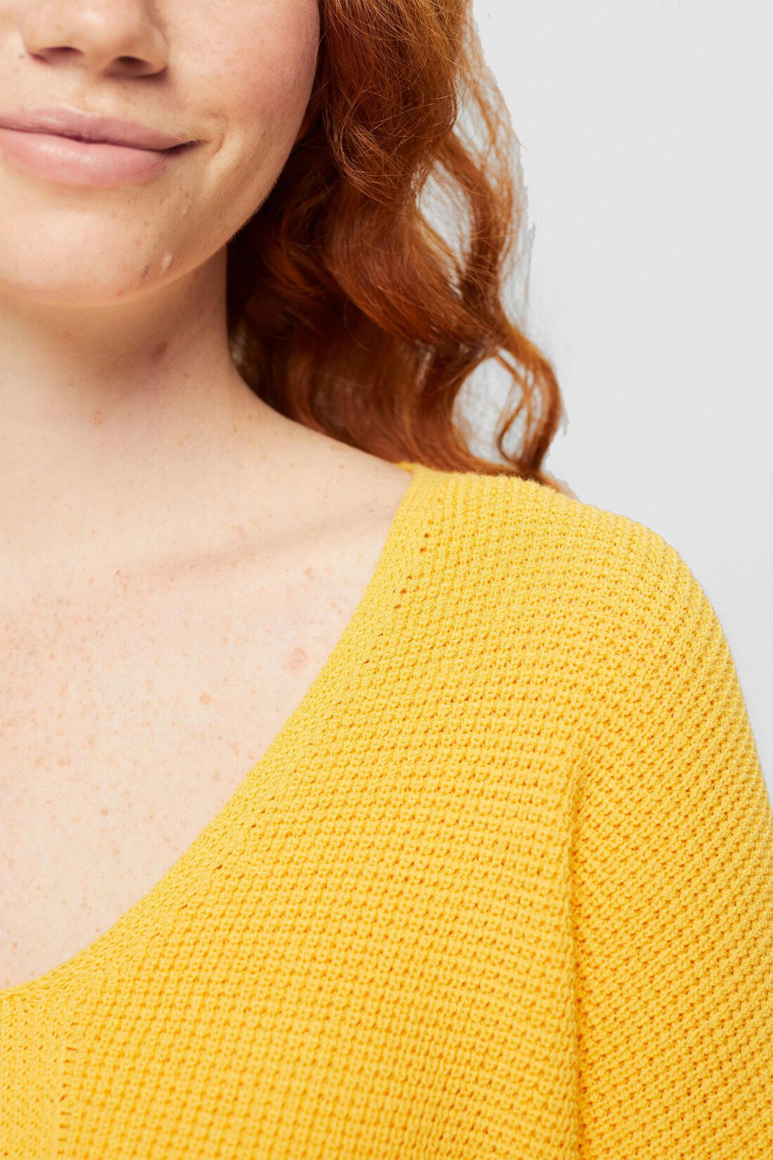 Locker gestrickter Pullover mit V-Ausschnitt