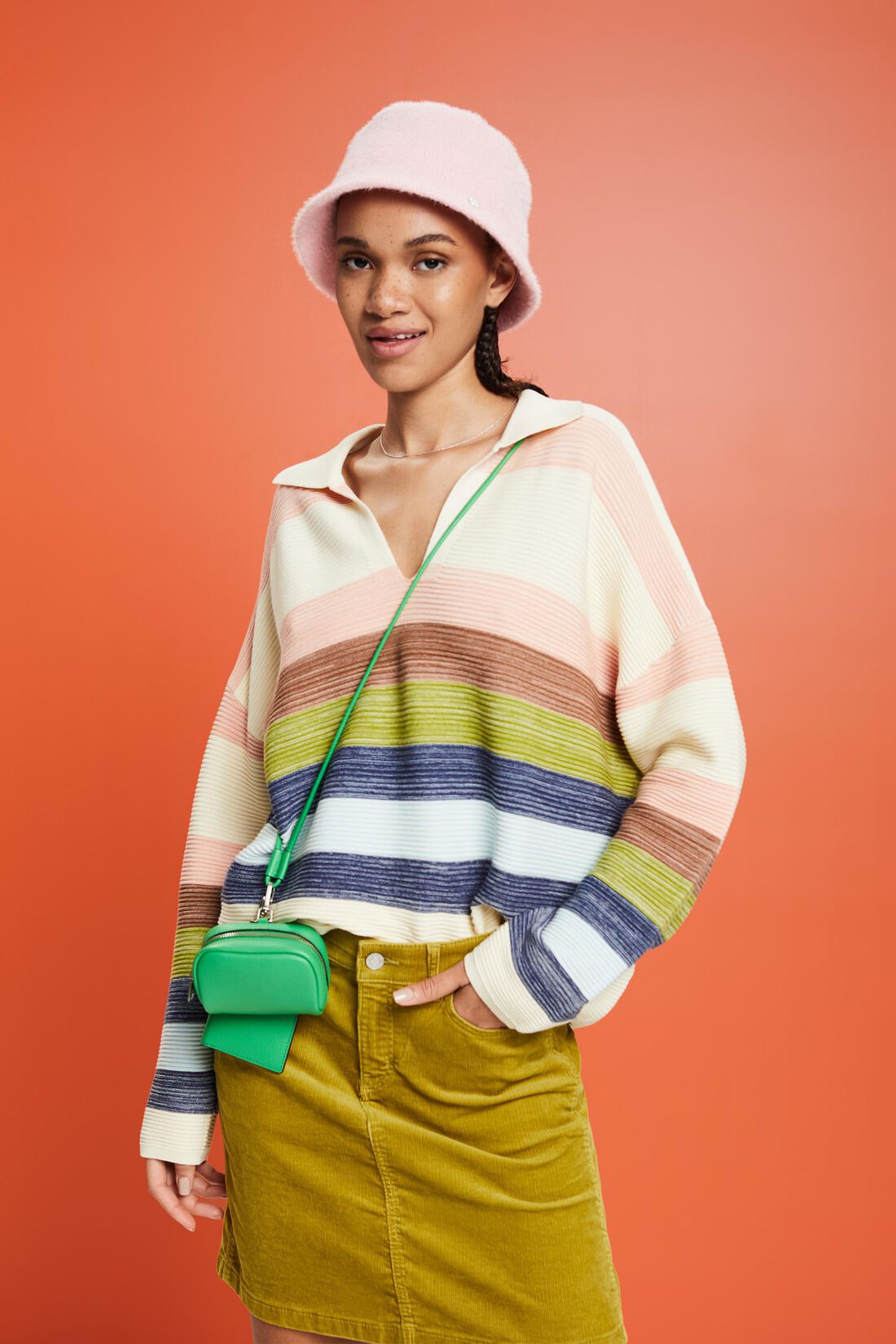 Gestreifter Pullover mit Polokragen und V-Ausschnitt
