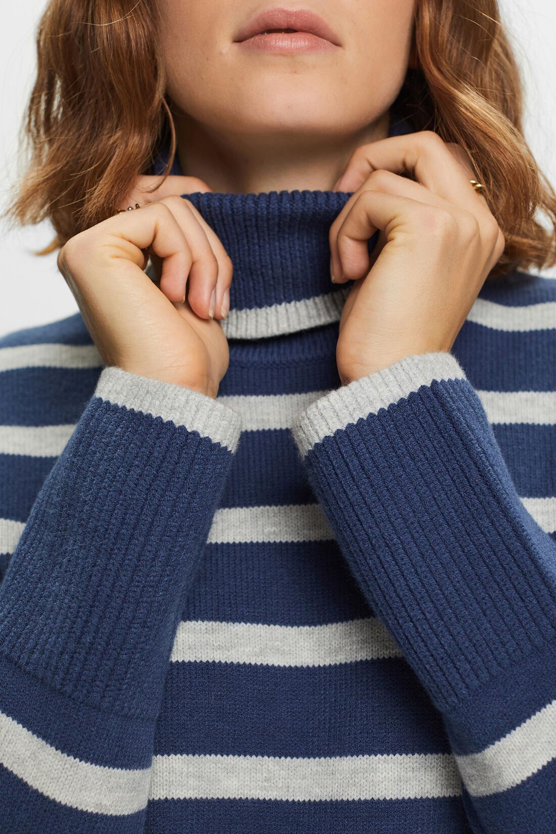 Gestreifter Rollkragenpullover
