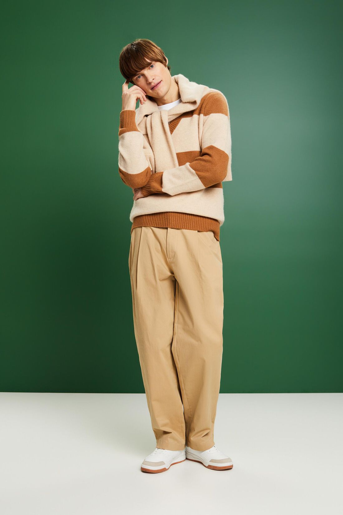 Chinohose mit weitem Bein