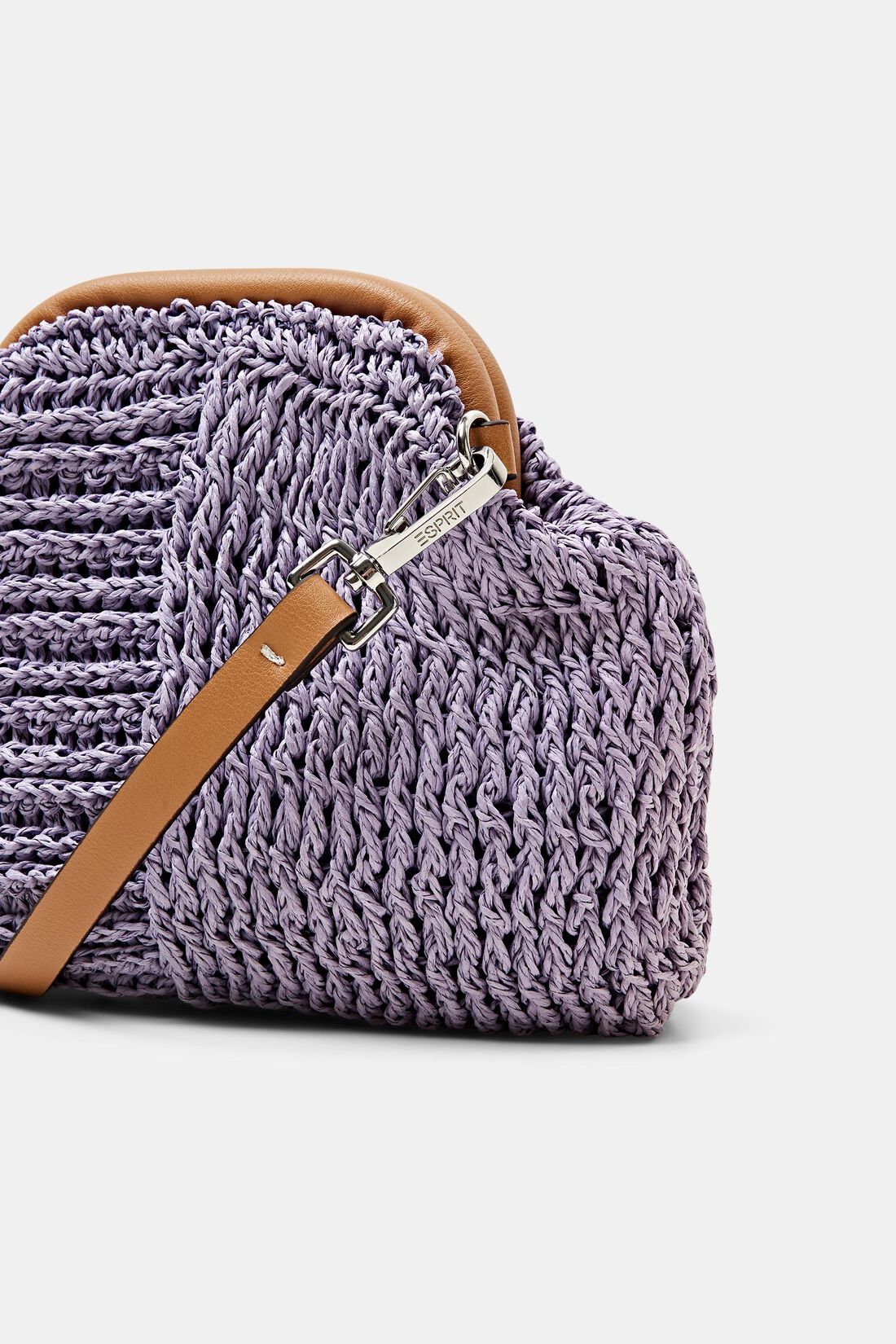 Schultertasche aus Bast mit Details in Lederoptik