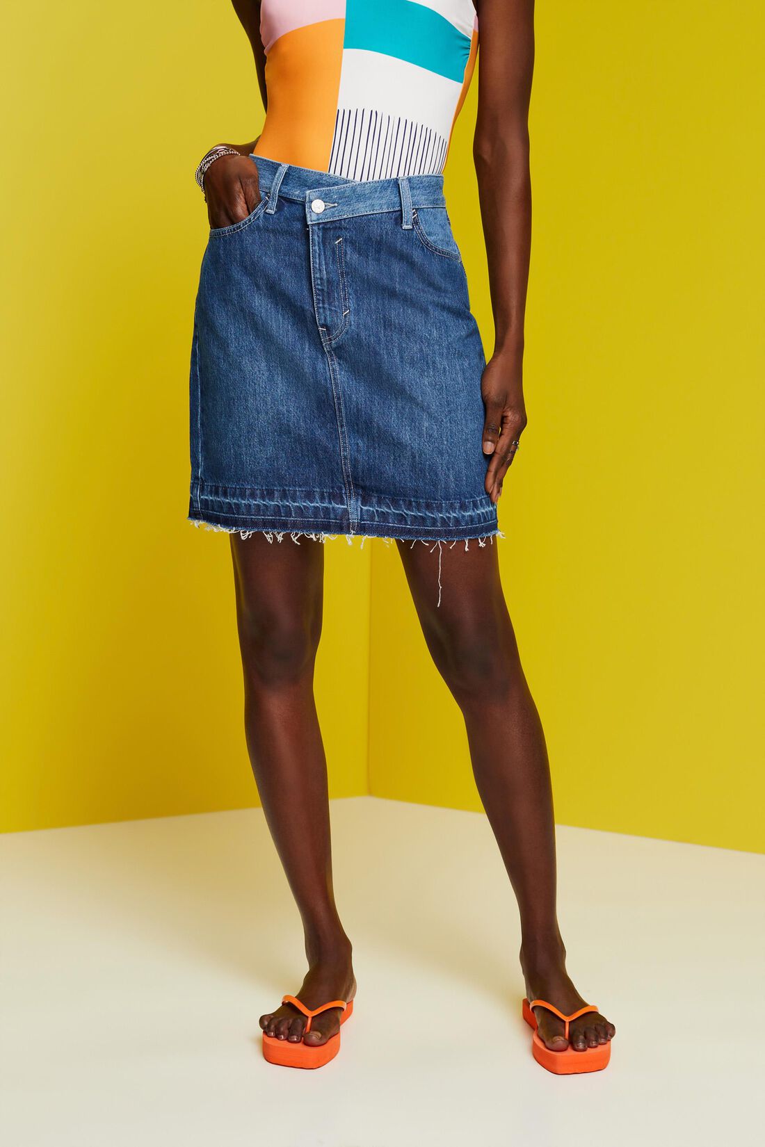 Jeans-Minirock mit asymmetrischem Saum