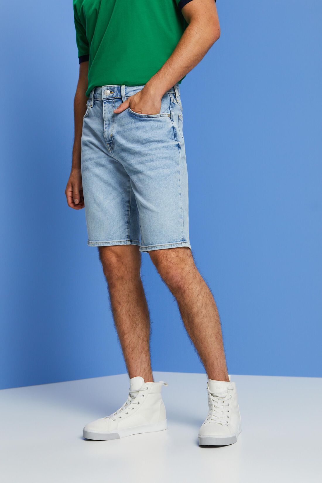 Lockere Jeansshorts in schmaler Passform