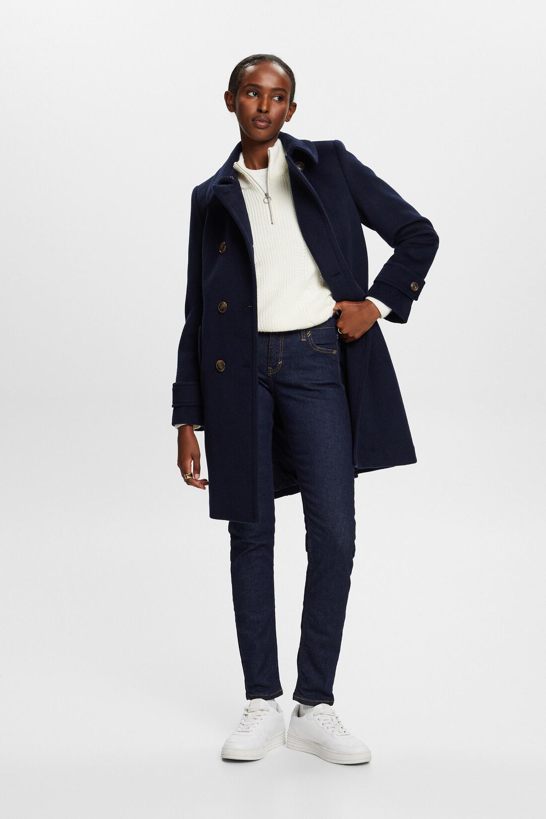 Recycelt: Schmale Jeans mit mittelhohem Bund