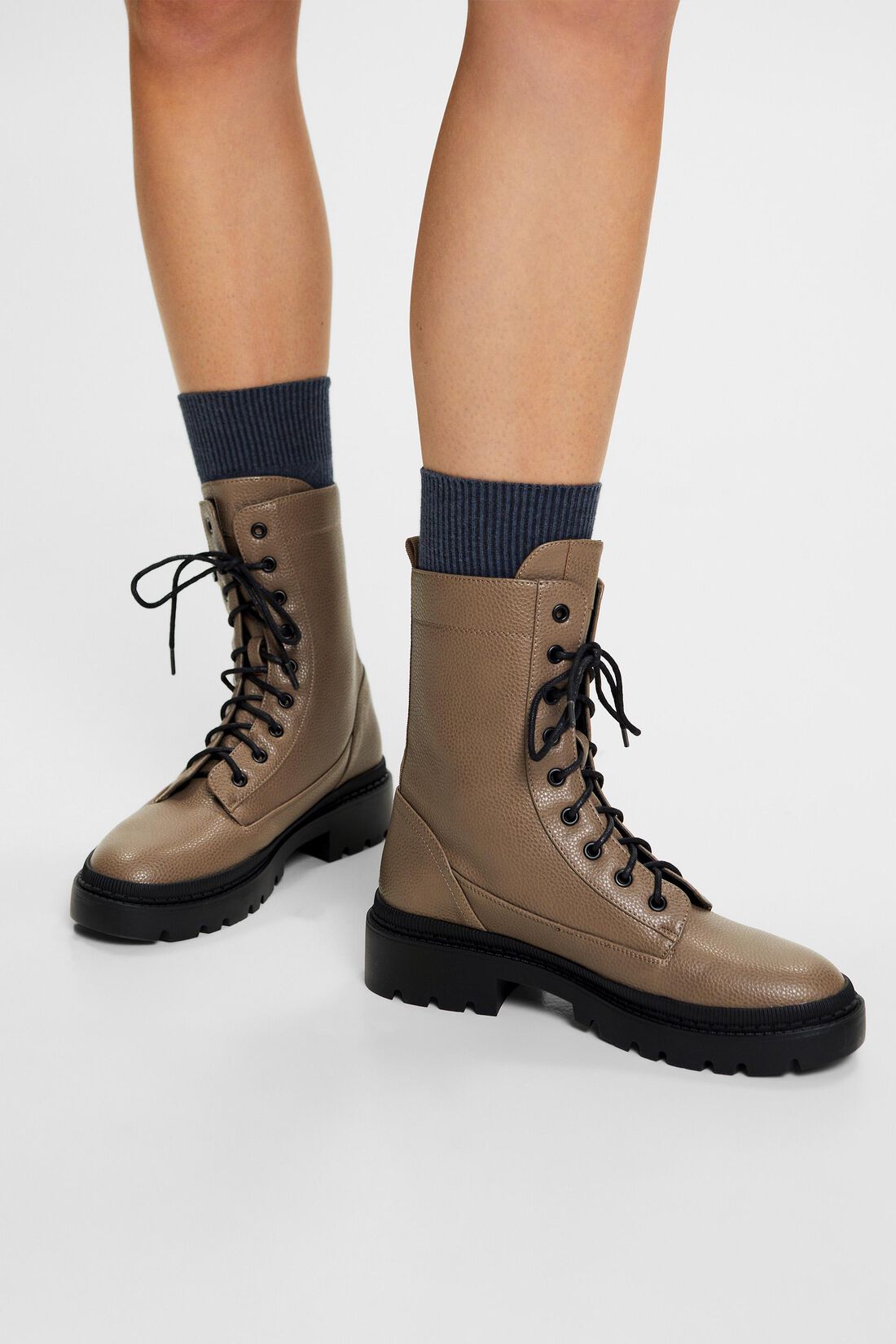 Schn&uuml;rboots aus veganem Leder