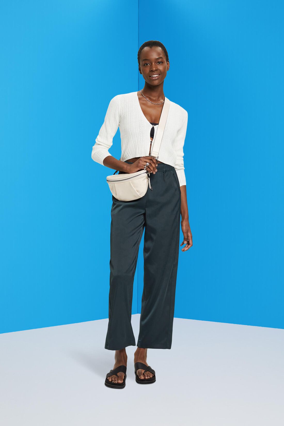 Satinhose mit weitem Bein