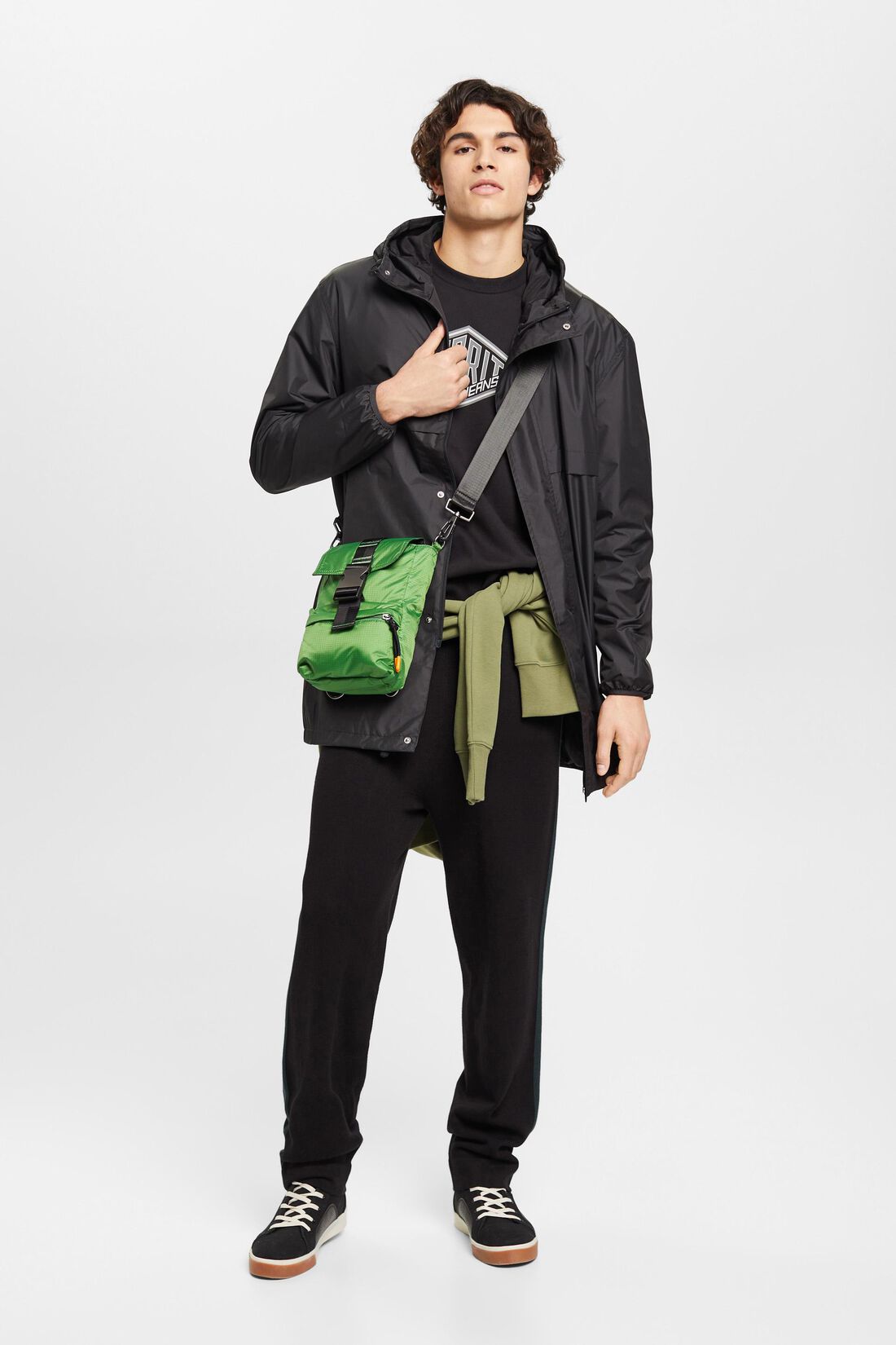 Leichte Regenjacke mit Kapuze