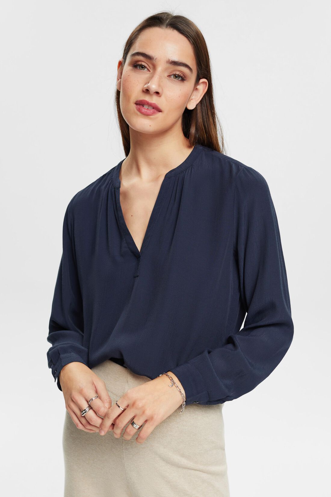 Bluse mit V-Ausschnitt aus LENZING&trade;- und ECOVERO&trade;-Viskose