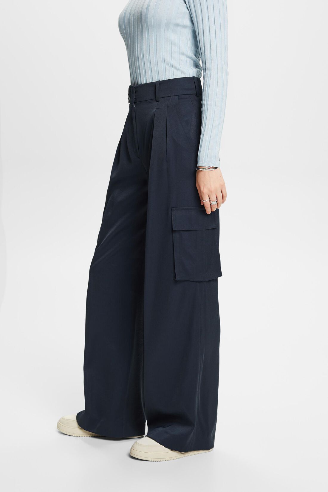 Cargohose mit hohem Bund und weitem Bein