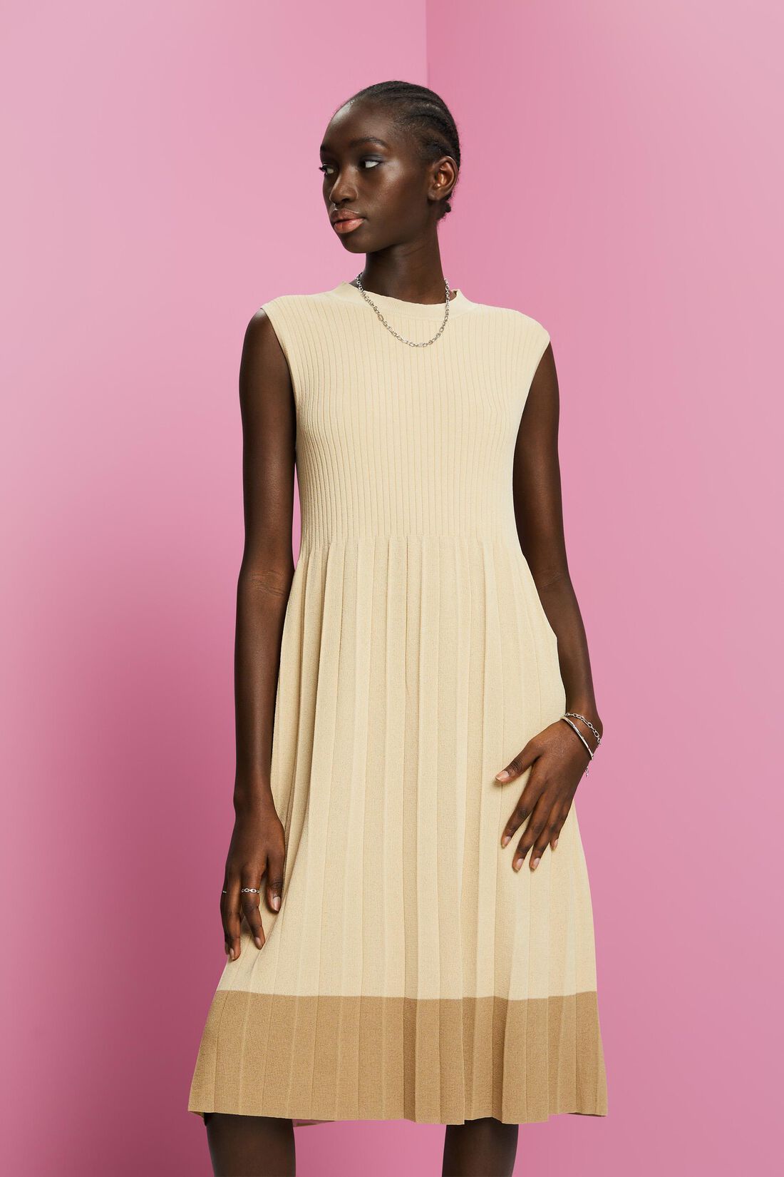 Plissiertes, &auml;rmelloses Maxikleid mit Rundhals