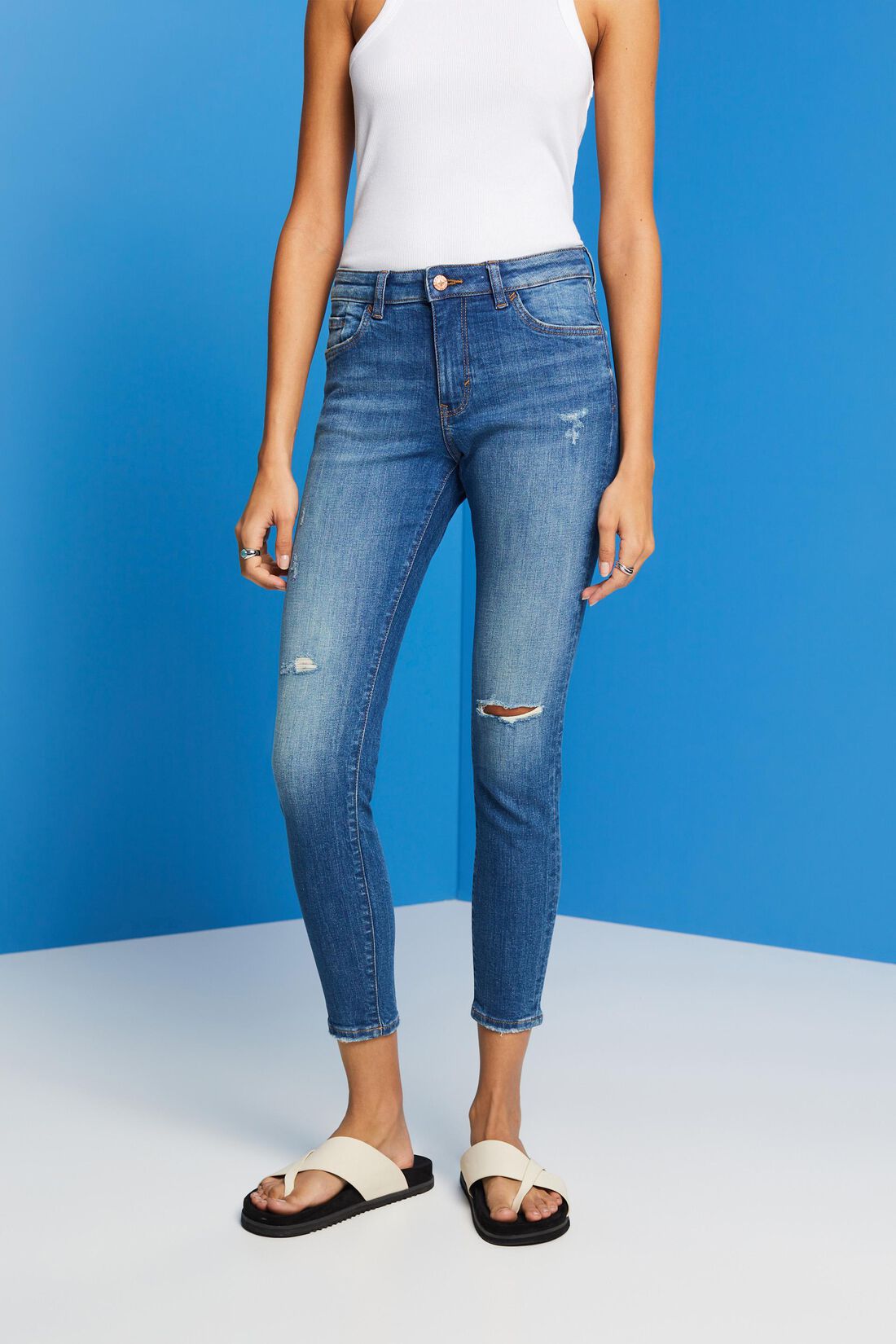 Verk&uuml;rzte, schmal geschnittene Jeans in Used-Optik