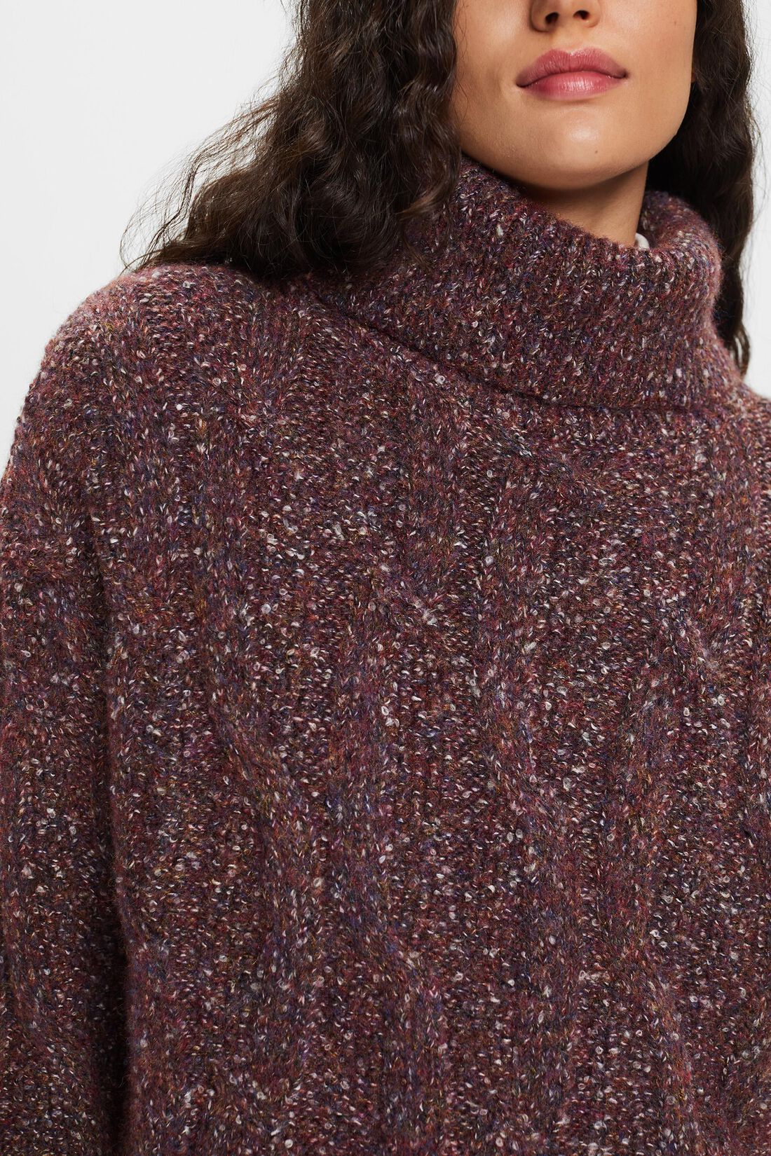 Rollkragenpullover im Zopfstrick-Design