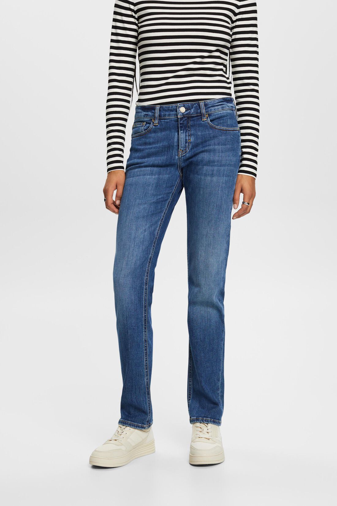Gerade geschnittene Jeans mit mittelhohem Bund
