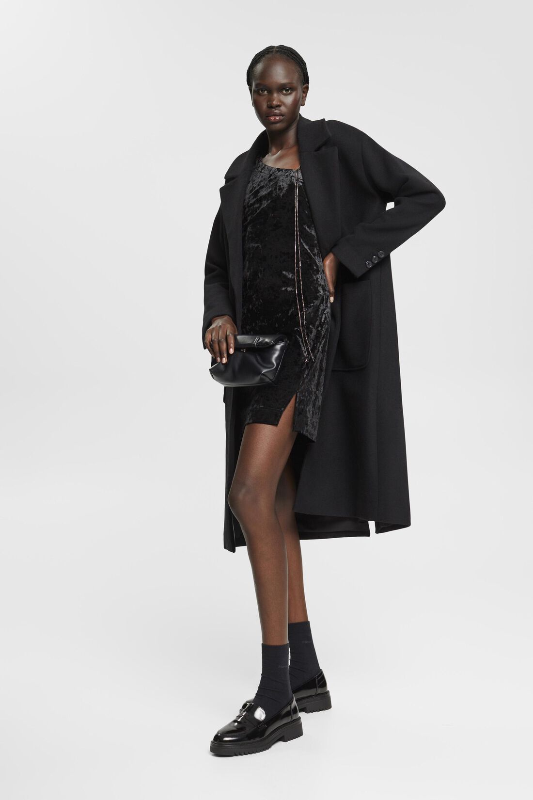 Samtkleid im One-Shoulder-Design mit Kettentr&auml;ger