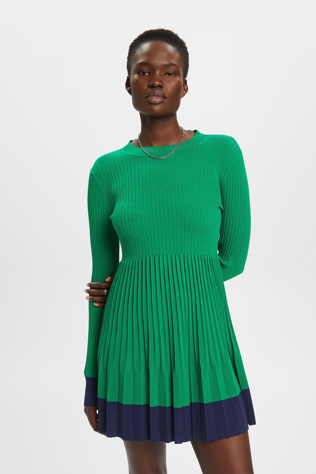 Plissiertes Langarm-Minikleid mit Rundhals