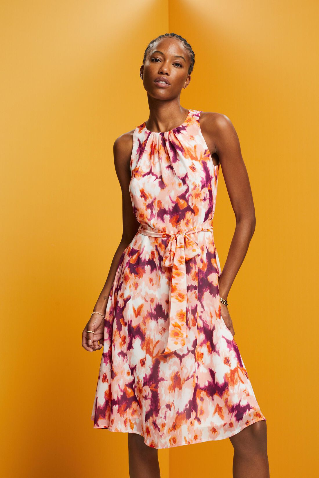 Gemustertes Chiffonkleid mit Bindeg&uuml;rtel