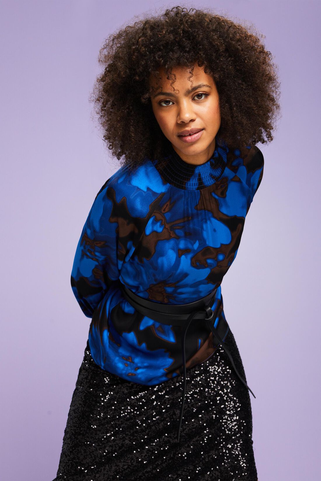 Gesmokte Satinbluse mit Print