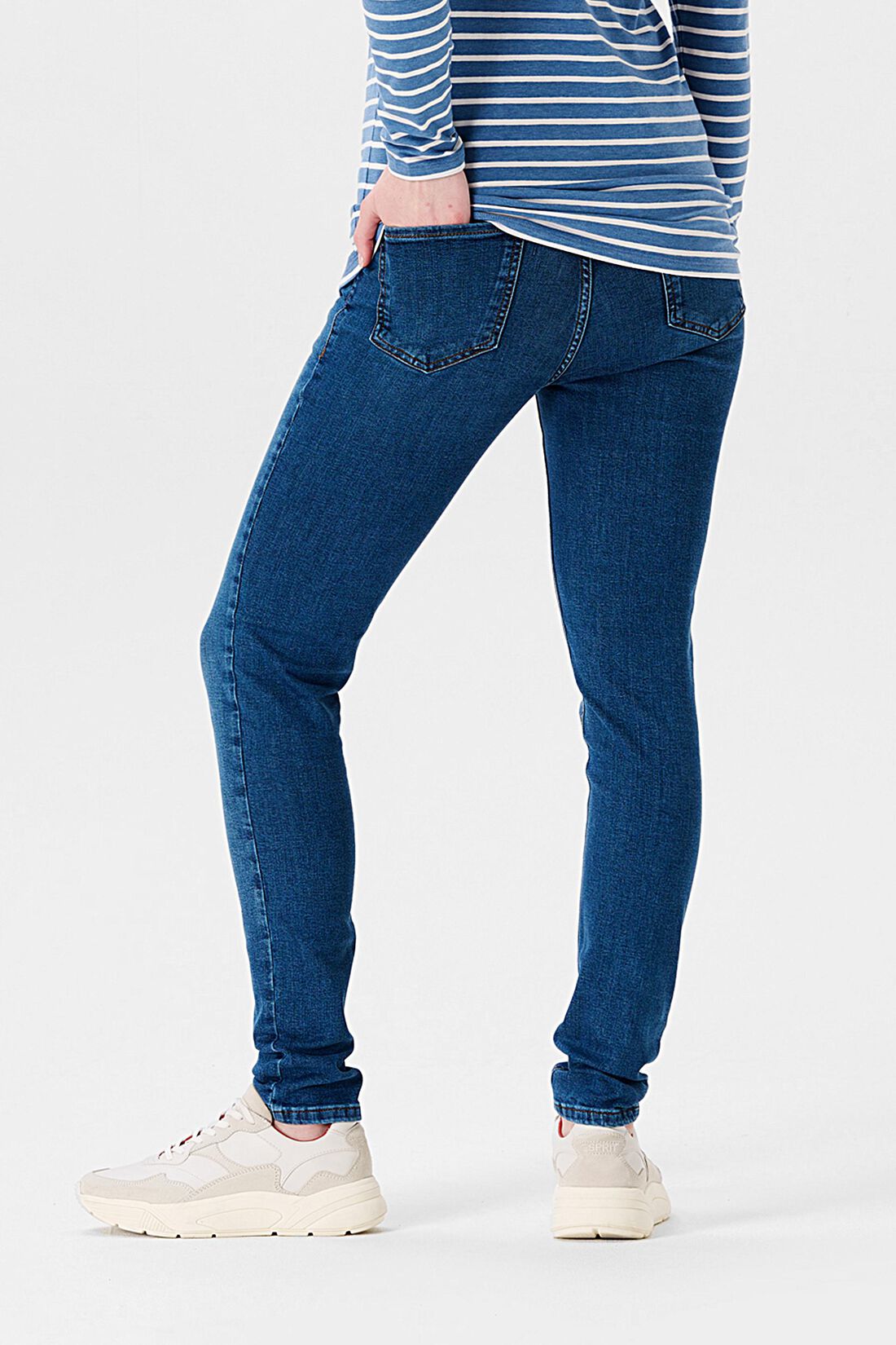 Schmal geschnittene Jeans mit &Uuml;berbauchbund