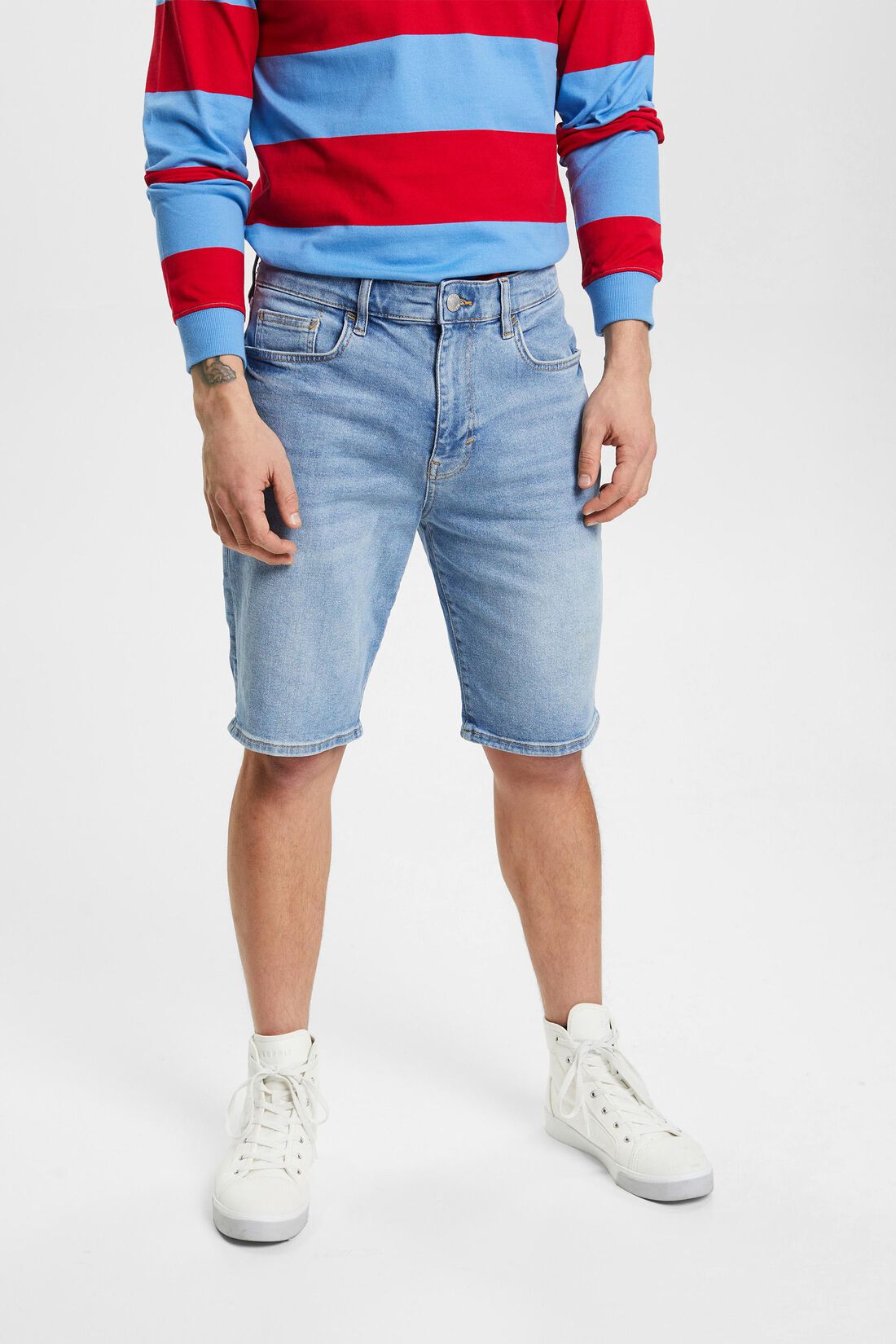 Lockere Jeansshorts in schmaler Passform