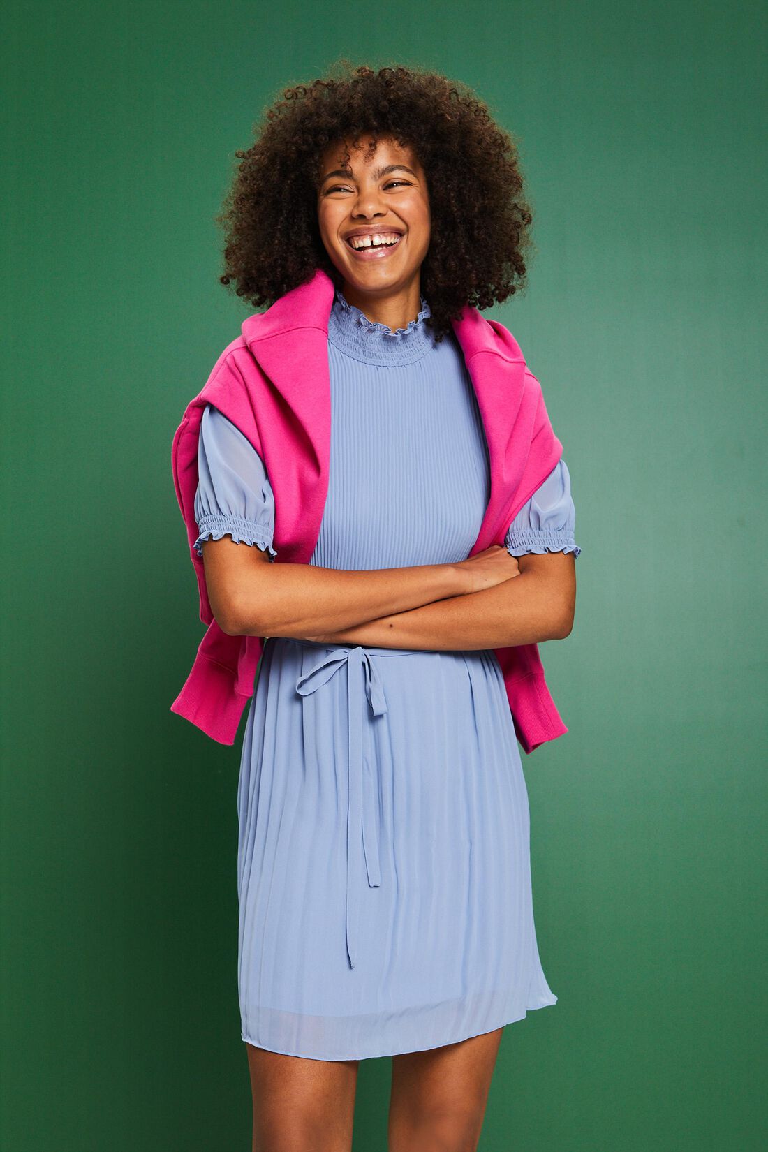 Plissiertes Chiffon-Minikleid mit Stehkragen