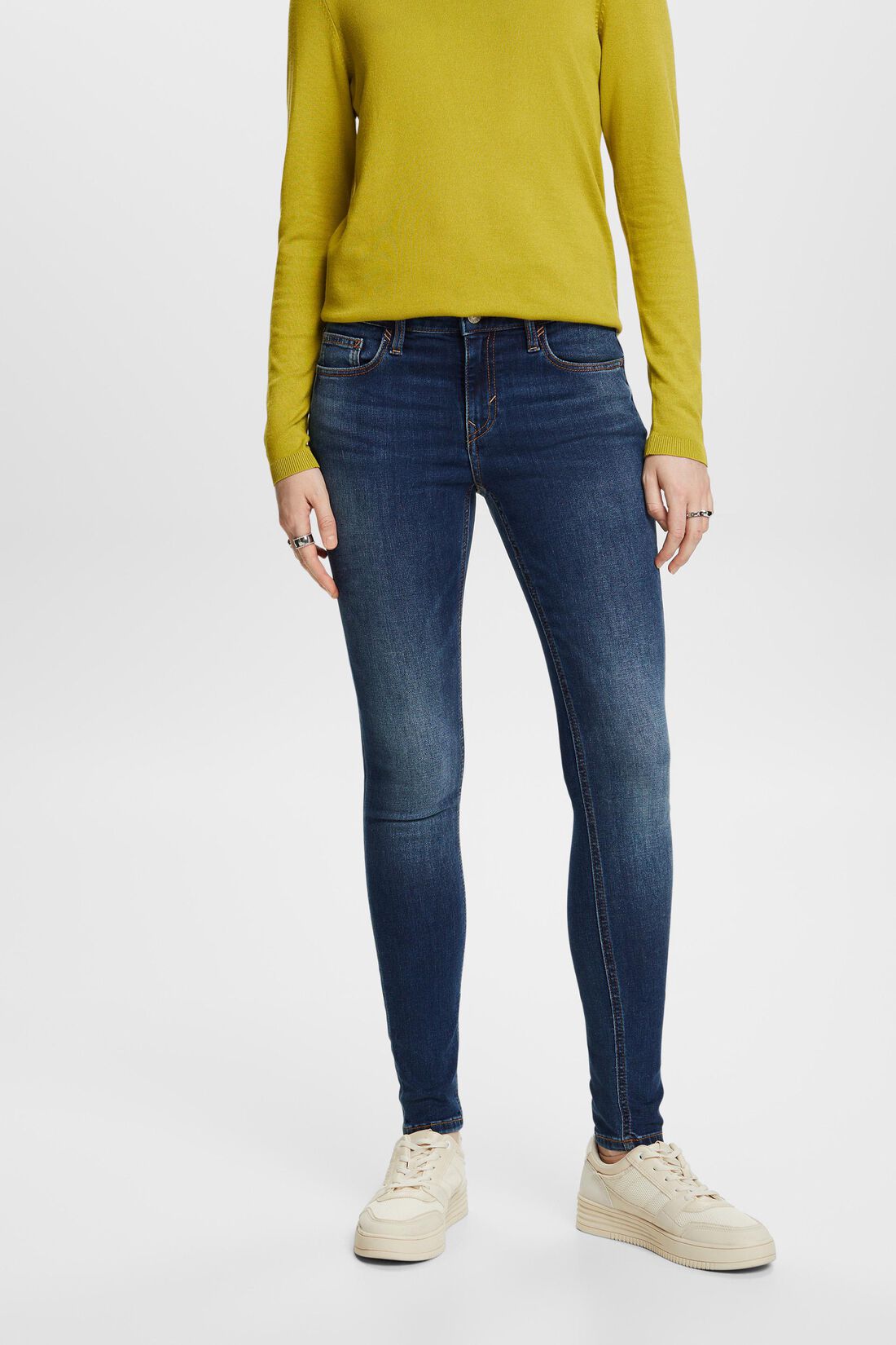 Recycelt: Skinny Stretchjeans mit mittelhohem Bund