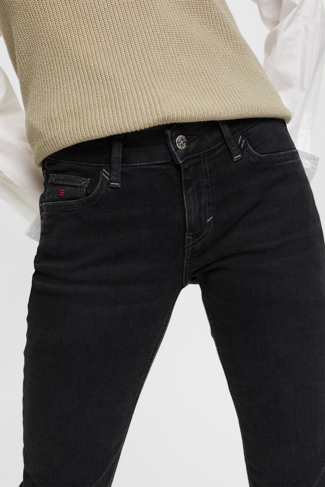 Recycelt: Stretchjeans mit schmaler Passform