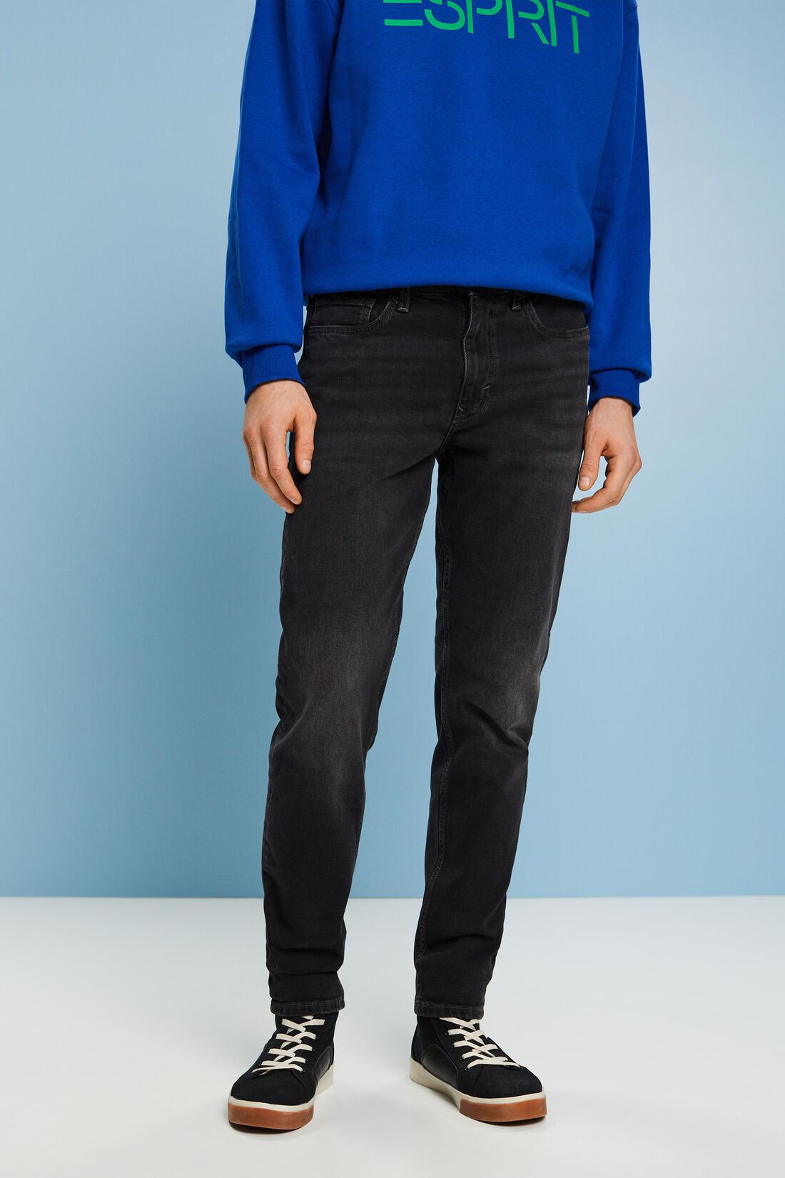 Gerade, konische Jeans mit mittelhohem Bund