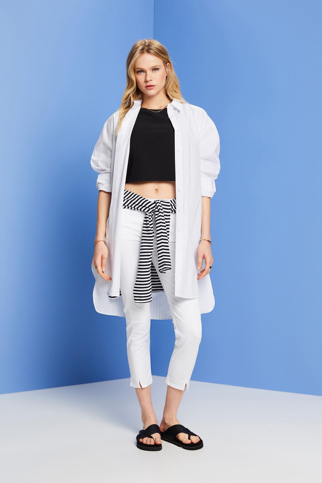 Verk&uuml;rzte Stretch-Jeans mit Saumschlitzen
