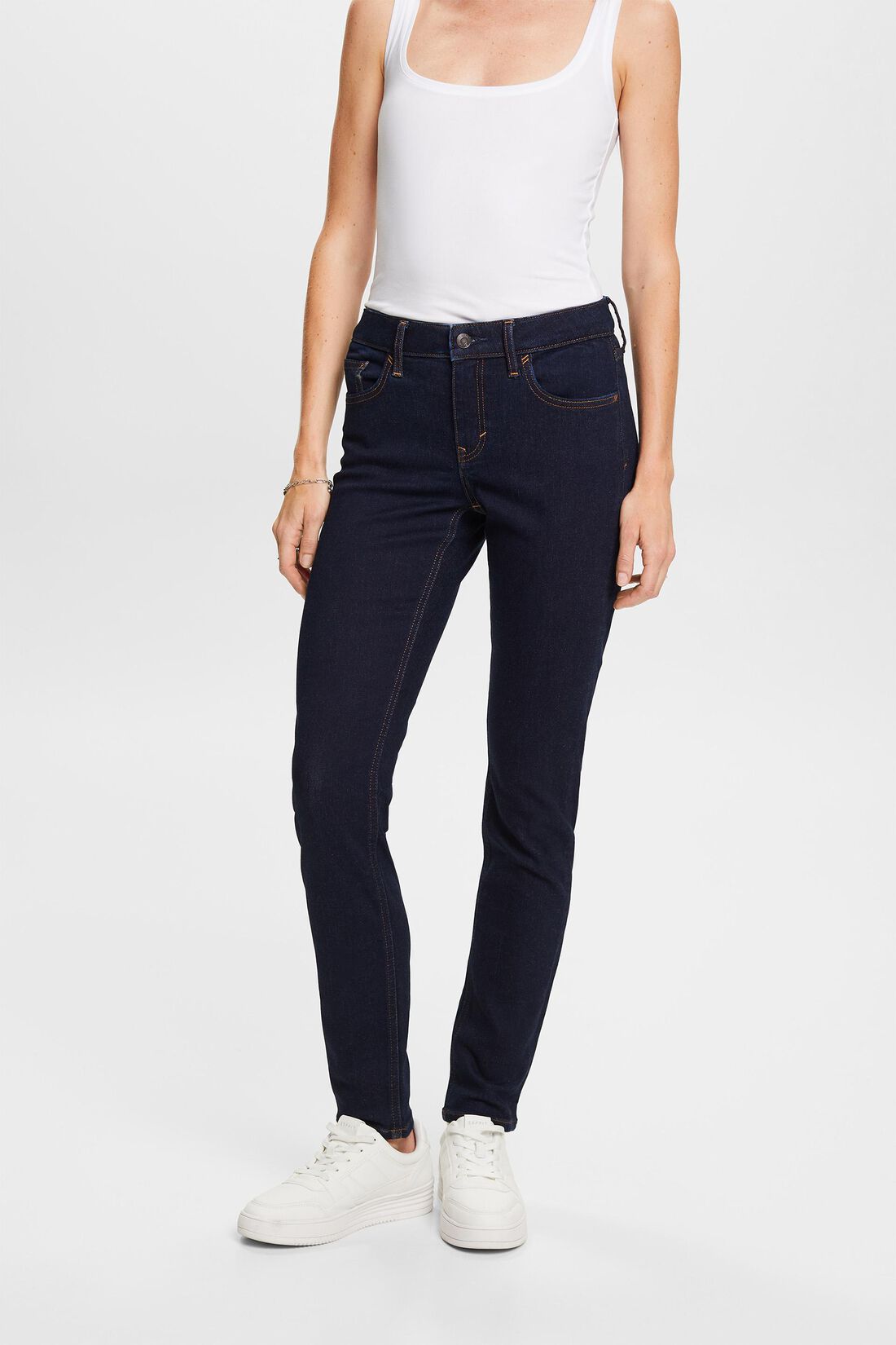 Recycled: schmale Stretchjeans mit hohem Bund