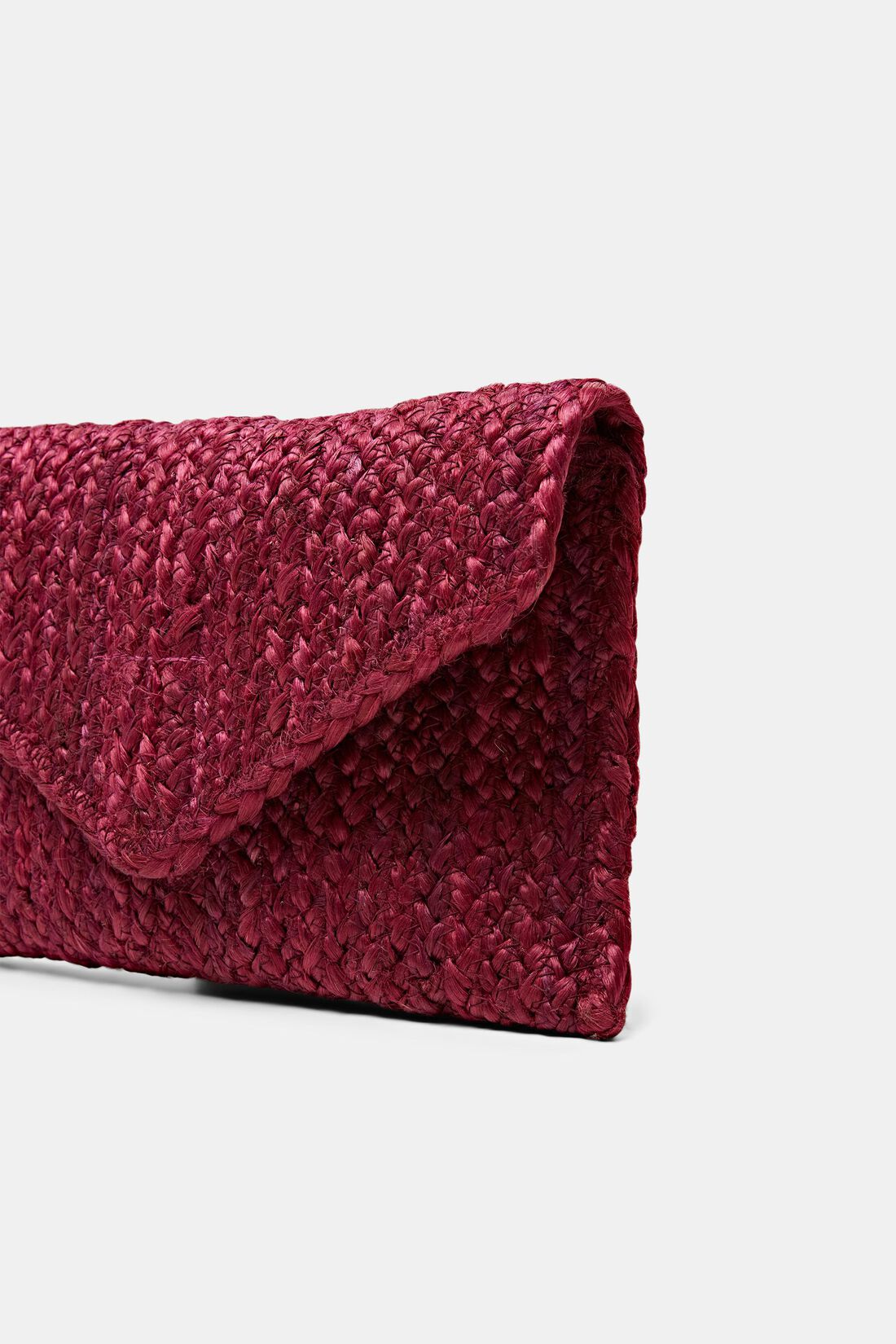 Clutch in Envelope-Design aus gewebtem Bast