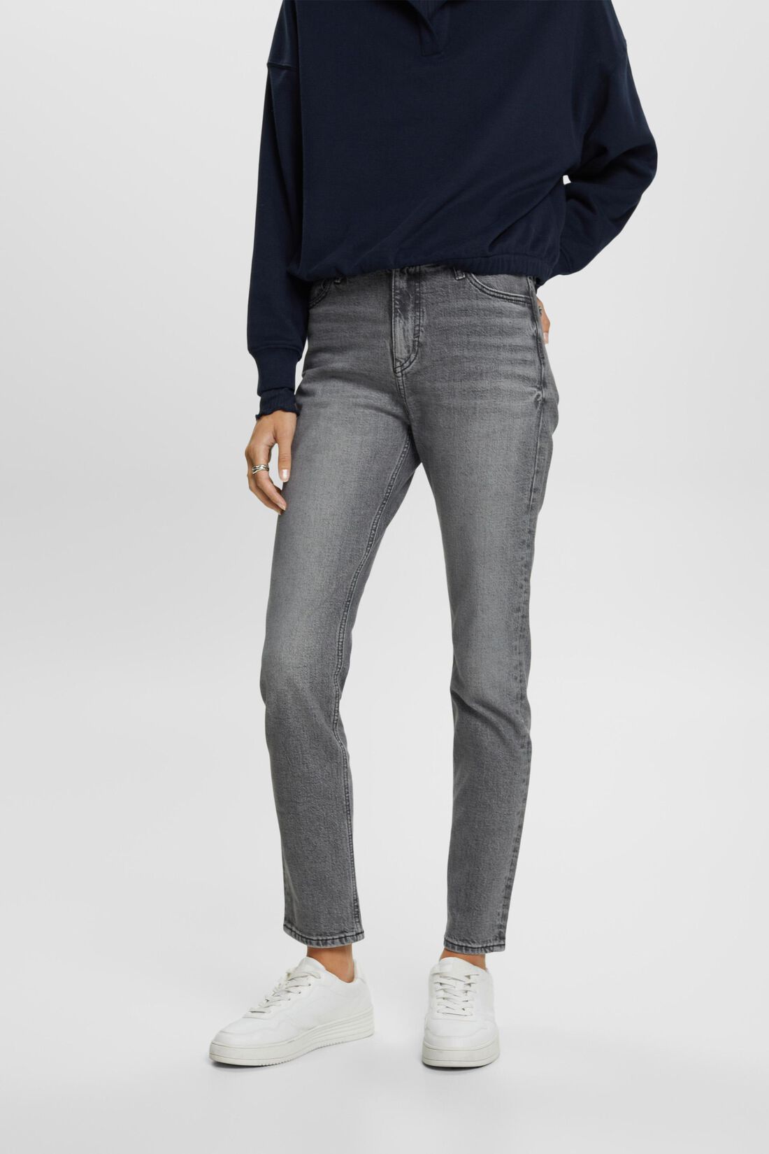 Schmal geschnittene Retro-Jeans mit hohem Bund