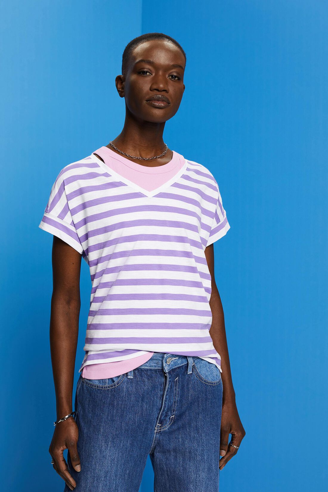 Gestreiftes Baumwoll-T-Shirt mit V-Ausschnitt