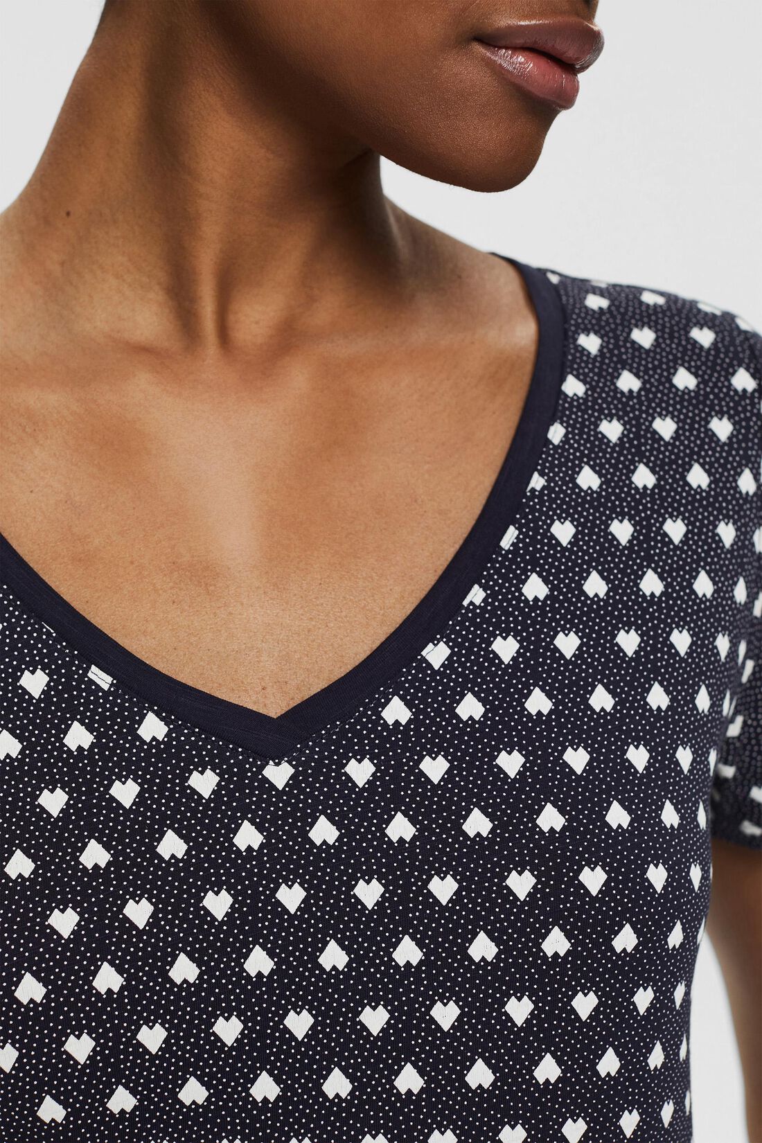 Gemustertes T-Shirt mit V-Ausschnitt