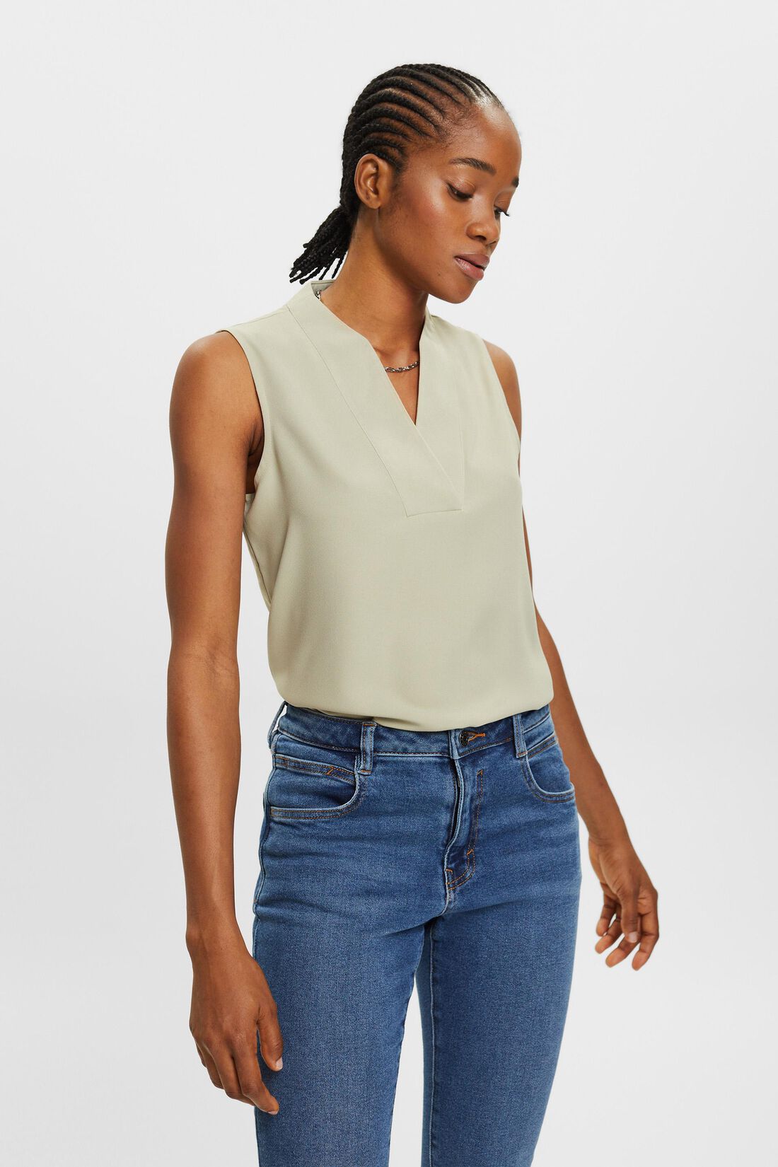 &Auml;rmellose Bluse mit V-Ausschnitt