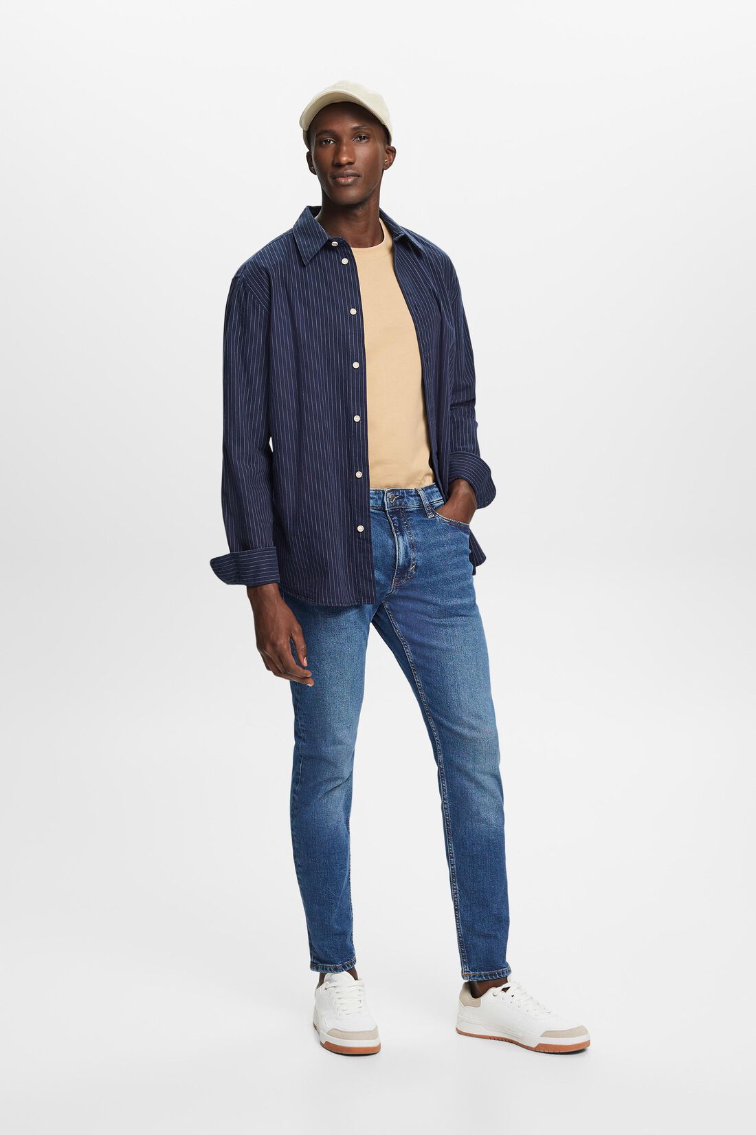 Schmal zulaufende Jeans mit recycelter Baumwolle