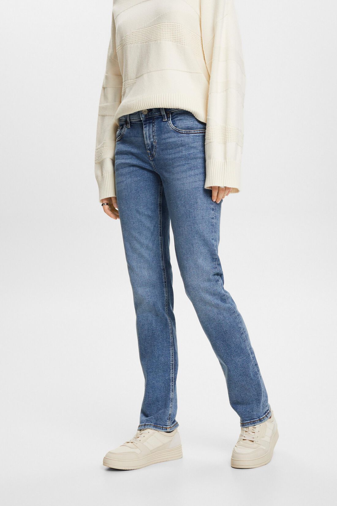 Recycelt: Gerade Jeans mit mittelhohem Bund