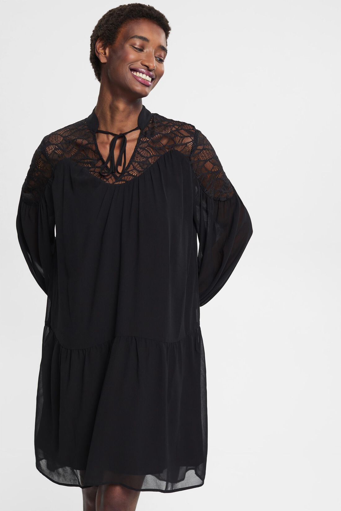 Minikleid aus Chiffon mit Spitze