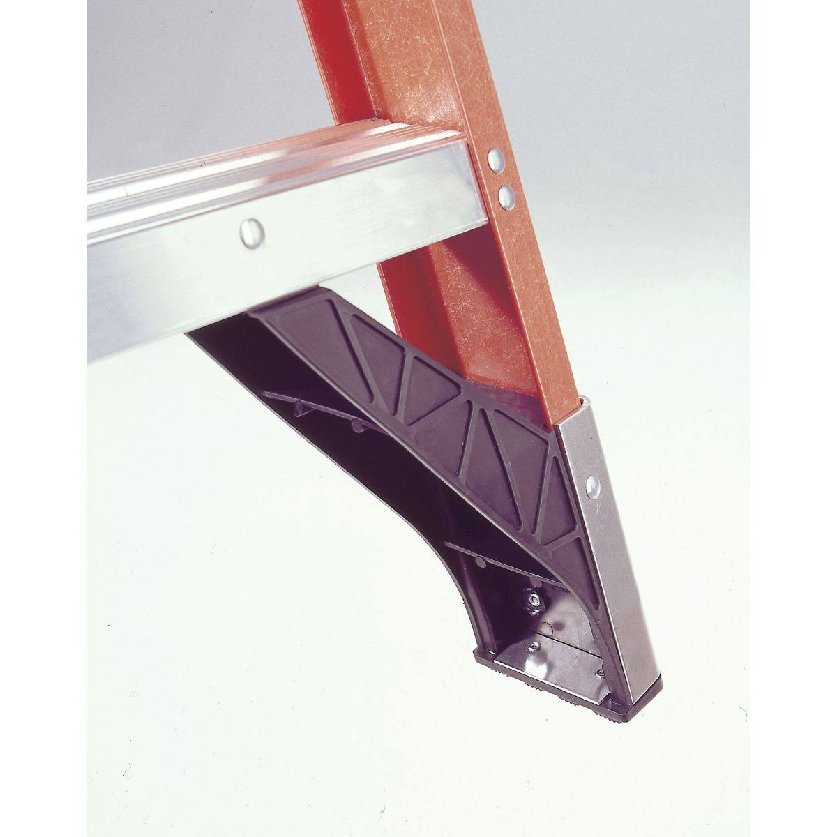 Werner 7407 7 ft Fiberglass 375 lb Capacity Stepladder IAA