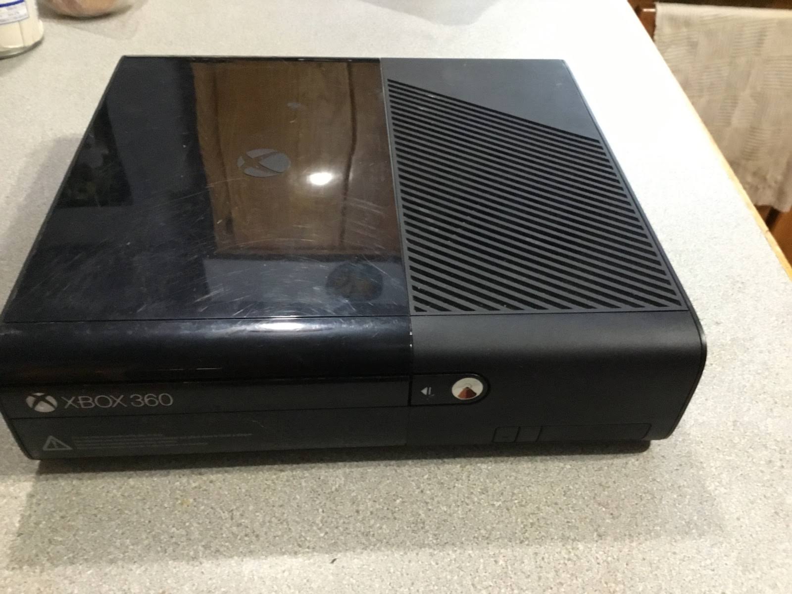Microsoft Xbox 360 E - 250GB - Console