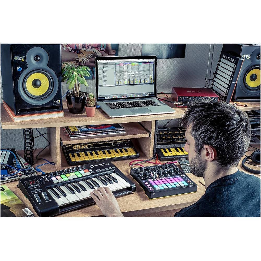 Novation Circuit Mono Station - Paraphonic Analog Synthesizer